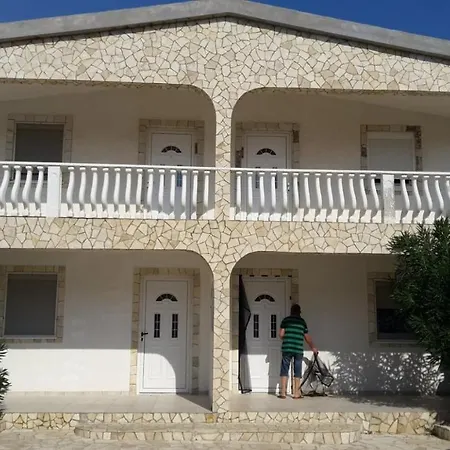 Beach House Apartman 펜션 비르